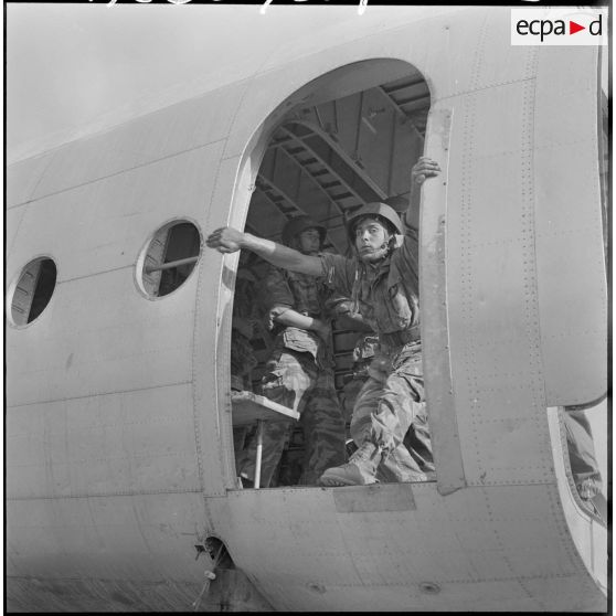 Entraînement à la sortie de l'appareil, sur maquette de la base aérienne projetée (BAP) de Blida.