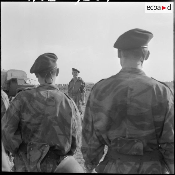 L'adjudant moniteur du Service d'entraînement parachutiste des réserves (SEPR) Dupou face à ses élèves.