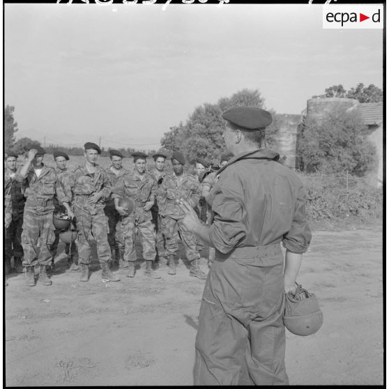 L'adjudant moniteur du Service d'entraînement parachutiste des réserves (SEPR) Dupou face à ses élèves.