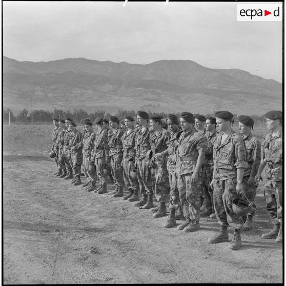Photographie de groupe : les élèves de la promotion de Bizerte après le premier saut.