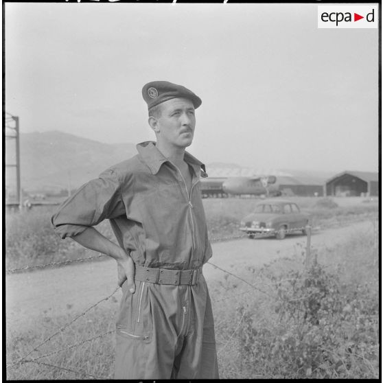 Portrait de l'adjudant moniteur du Service d'entraînement parachutiste des réserves (SEPR) Dupou.