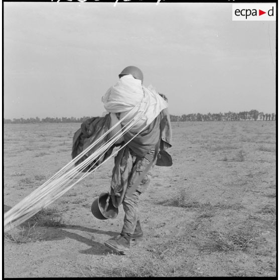 Portrait d'un élève de la promotion de Bizerte qui plie sommairement son parachute.