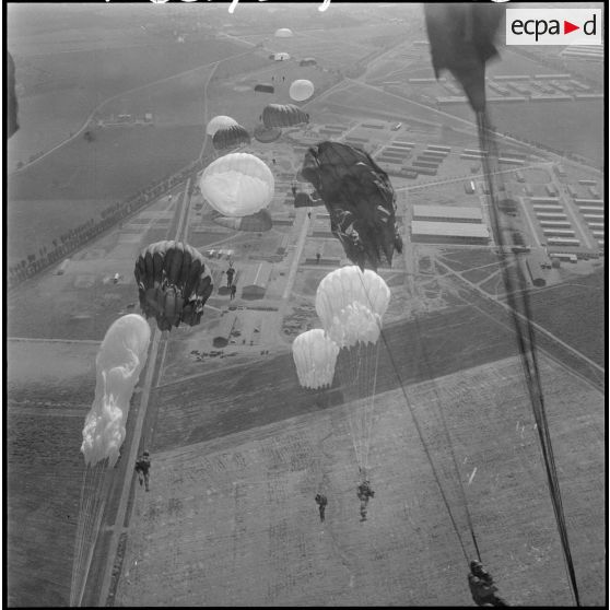 Les prémilitaires parachutistes viennent de sauter au-dessus de la drop zone (DZ) de Blida.