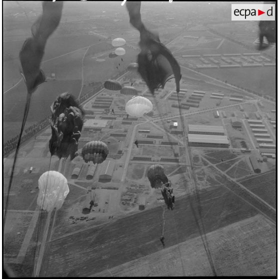 Les prémilitaires parachutistes viennent de sauter au-dessus de la drop zone (DZ) de Blida.