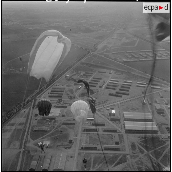 Les prémilitaires parachutistes viennent de sauter au-dessus de la drop zone (DZ) de Blida.