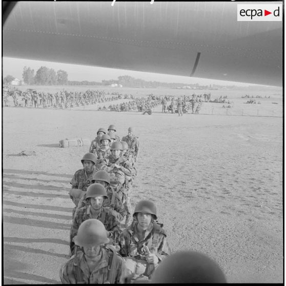 Embarquement des élèves de la promotion de Bizerte à bord d'un Noratlas.