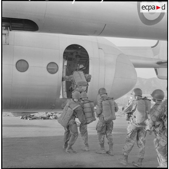 Embarquement des élèves de la promotion de Bizerte à bord d'un Noratlas.