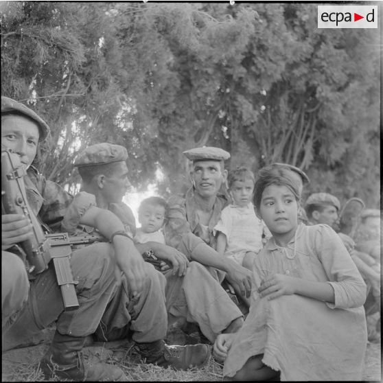 Viste de mechtas par le 6e régiment d'infanterie (6e RI), commando de chasse du secteur de Médéa.