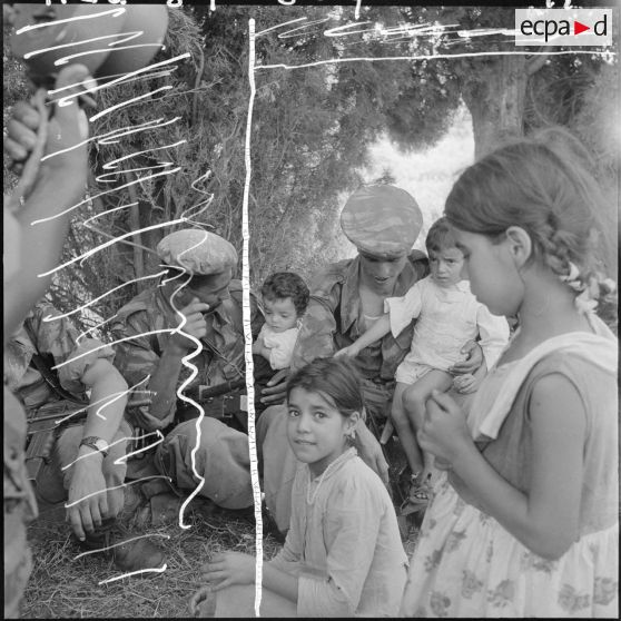 Viste de mechtas par le 6e régiment d'infanterie (6e RI), commando de chasse du secteur de Médéa.