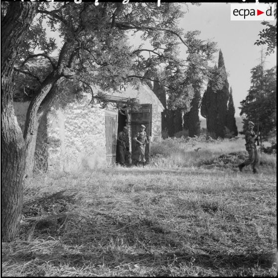 Viste de mechtas par le 6e régiment d'infanterie (6e RI), commando de chasse du secteur de Médéa.