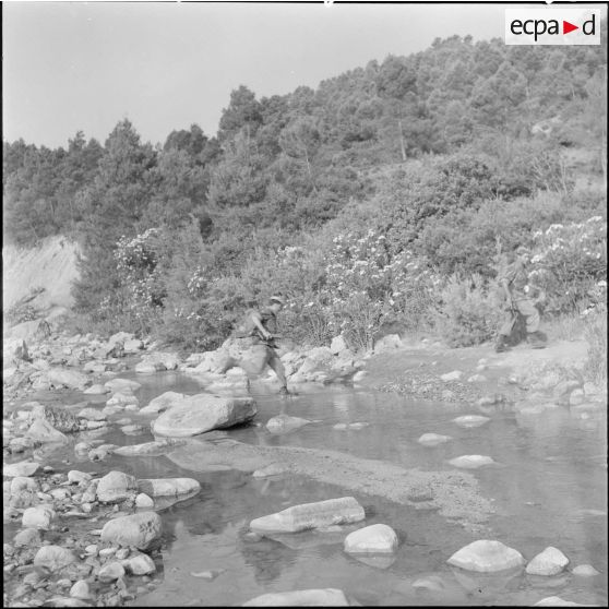 Passage d'un oued par le commando de chasse du secteur de Médéa.