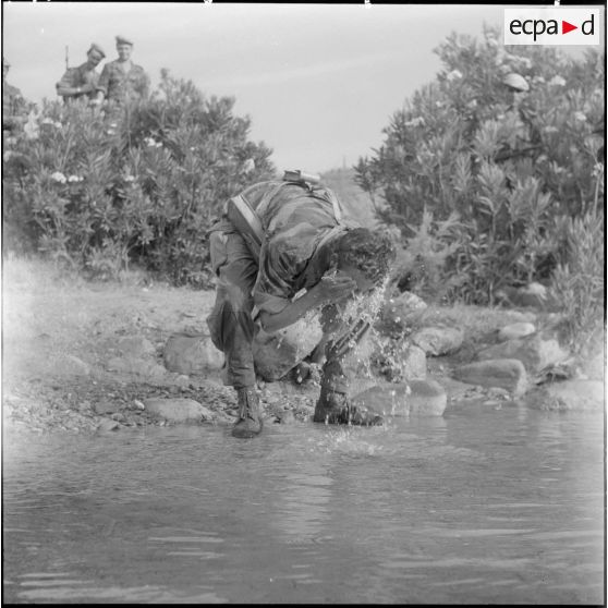 Passage d'un oued par le commando de chasse du secteur de Médéa : halte à la source.