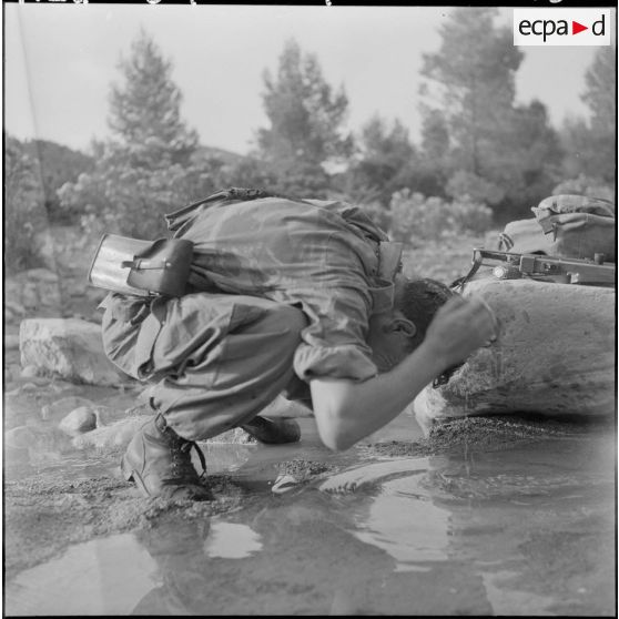Passage d'un oued par le commando de chasse du secteur de Médéa : halte à la source.