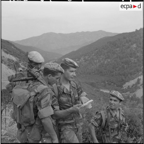 Le sous-lieutenant Desaunay, commandant la 1ère section de commandos de chasse du secteur de Médéa, avec ses chefs de groupe, les sergents Fuerte et Martinez.