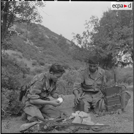 Le repas des radios du commando de chasse du secteur de Médéa en pleine montagne.
