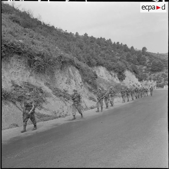 Progression du commando de chasse du secteur de Médéa au cours d'une opération.