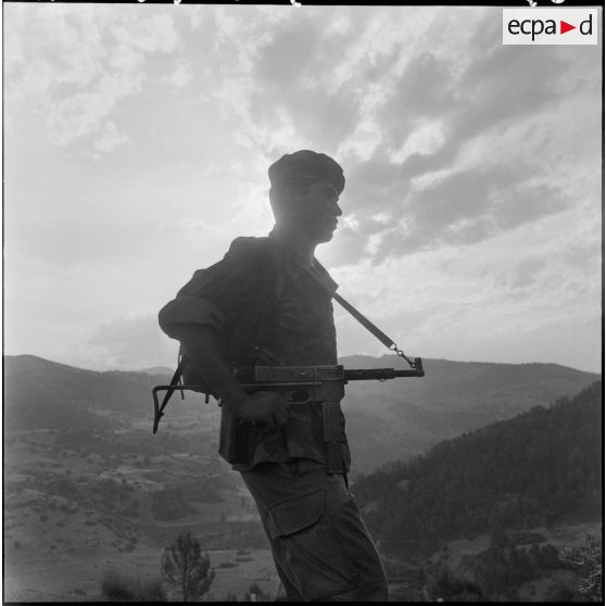 Progression du commando de chasse du secteur de Médéa au cours d'une opération : portrait d'un commando.