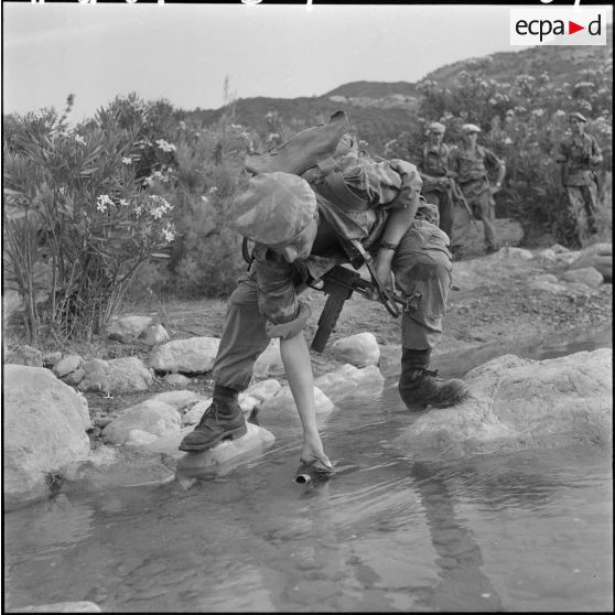 Progression du commando de chasse du secteur de Médéa au cours d'une opération en pleine montagne : halte à la source.