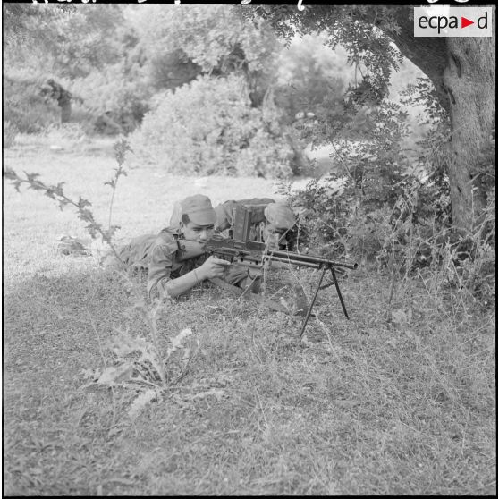 Progression du commando de chasse du secteur de Médéa au cours d'une opération : un soldat sert un FM M24/29 en pleine campagne.