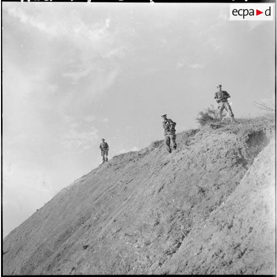 Progression du commando de chasse du secteur de Médéa au cours d'une opération en pleine montagne.