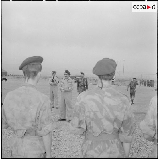 Le général Gilles, commandant les troupes aéroportées, en visite à la base aéroportée de Blida.