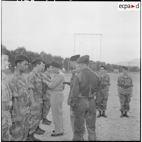 Le général Gilles, commandant les troupes aéroportées, en visite à la base aéroportée de Blida : remise de décoration.