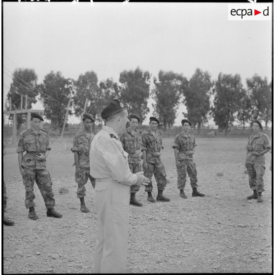 Le général Gilles, commandant les troupes aéroportées, en visite à la base aéroportée de Blida.
