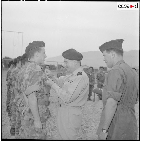 Le général Gilles, commandant les troupes aéroportées, en visite à la base aéroportée de Blida : remise de décoration.