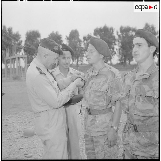 Le général Gilles, commandant les troupes aéroportées, en visite à la base aéroportée de Blida : remise de décoration.