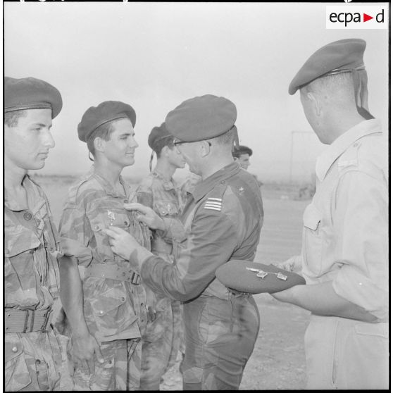 Le général Gilles, commandant les troupes aéroportées, en visite à la base aéroportée de Blida : remise de décoration.