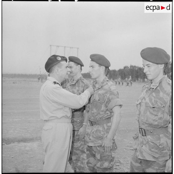 Le général Gilles, commandant les troupes aéroportées, en visite à la base aéroportée de Blida : remise de décoration.