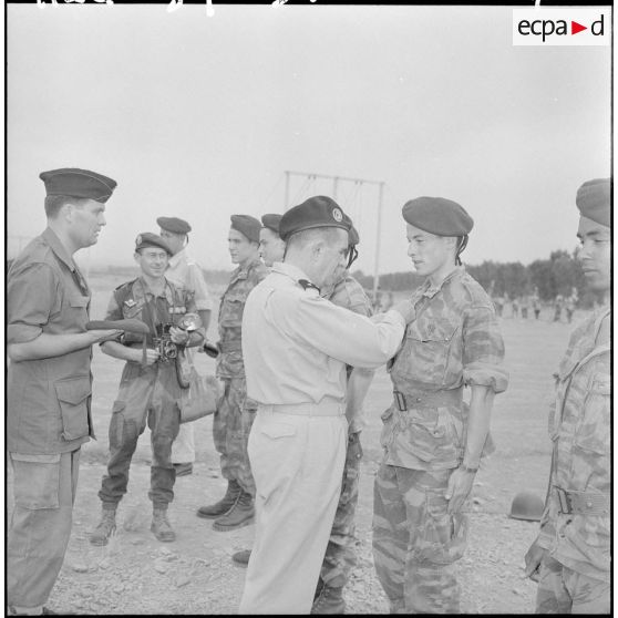 Le général Gilles, commandant les troupes aéroportées, en visite à la base aéroportée de Blida : remise de décoration.