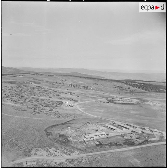 Vue aérienne du poste, tenu par une compagnie du 153e régiment d'infanterie motorisée (RIM).