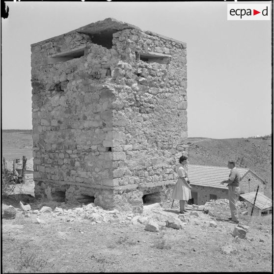 Les journalistes en visite au poste d'Aïn-Zana face à la tour de la Section administrative spécialisée (SAS) en partie détruite.