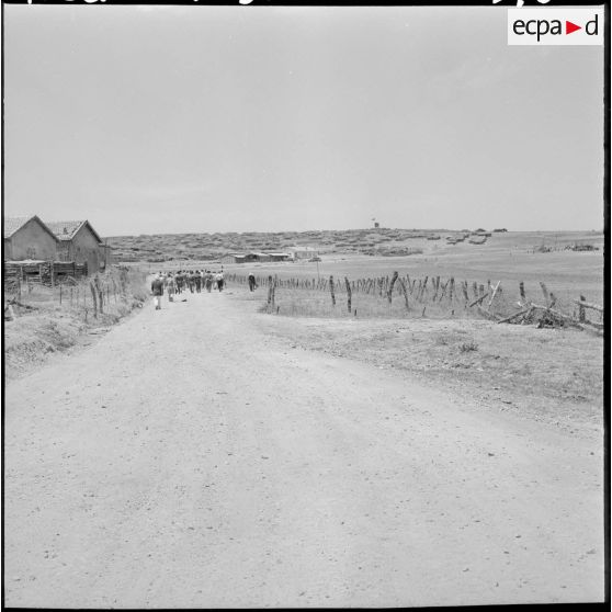 Plan large sur la visite de journalistes au poste d'Aïn Zana.