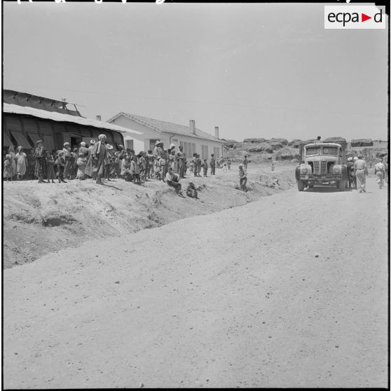 La population d'Aïn Zana rassemblée devant la mairie.