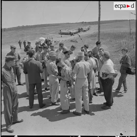 Le colonel, qui commande le secteur de Souk-Ahras, accueille les journalistes et répond à leurs questions.