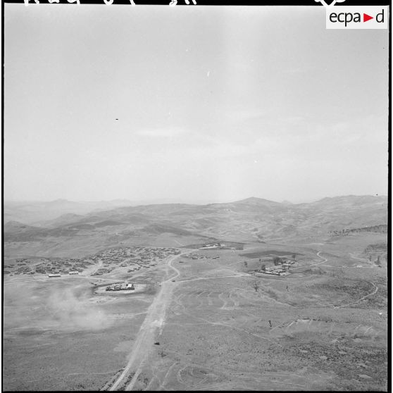 Vue aérienne du poste, tenu par une compagnie du 153e régiment d'infanterie motorisée (RIM).