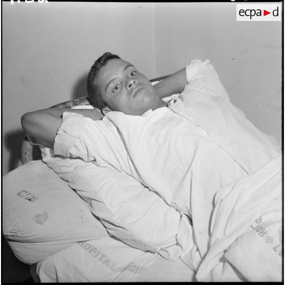 Portrait du rebelle Djemil Mohamed Ben Allouali, blessé et fait prisonnier, qui déclare que la bande à laquelle il appartenait est venue de Tunisie pour harceler le poste d'Aïn Zana.