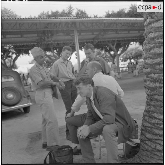 Visite de journalistes au poste d'Aïn-Zana.