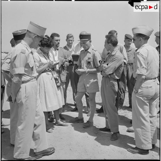 Le capitaine qui commande la compagnie du 153e régiment d'infanterie motorisée (153e RIM) qui tient le poste frontière, retrace la nuit du 13 au 14 juillet 1959 aux journalistes en visite au poste d'Aïn-Zana.