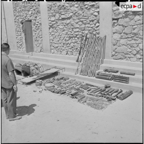 Vue de la saisie de matériel des rebelles retrouvé à proximité du poste d'Aïn-Zana.