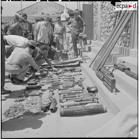 Vue de la saisie de matériel des rebelles retrouvé à proximité du poste d'Aïn-Zana.