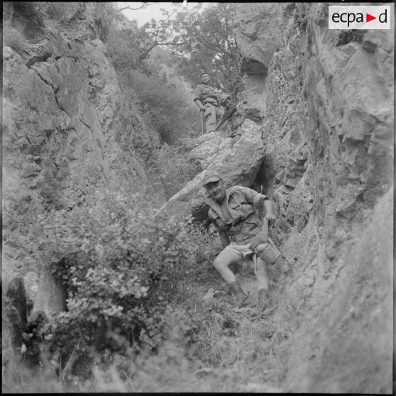 Le capitaine Eger descend avec précaution une pente raide.