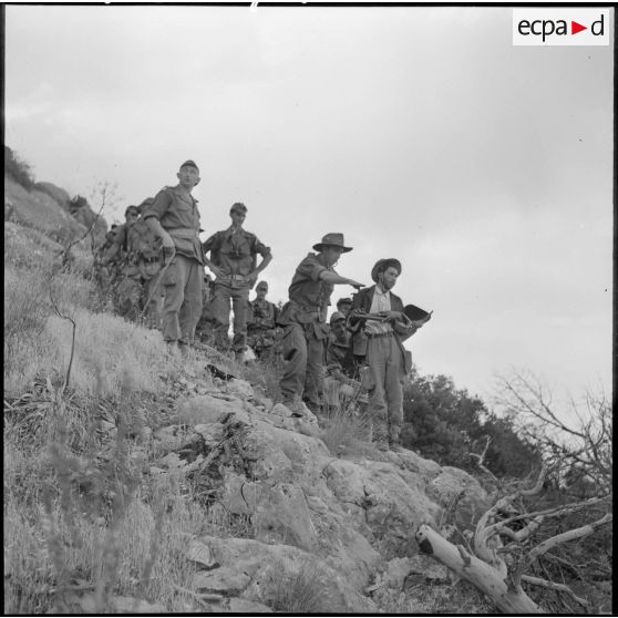 Crapahutage à travers la montagne pour arriver à la cache de rebelles.