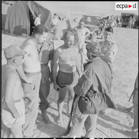 Le capitaine Catalan interroge un guide.