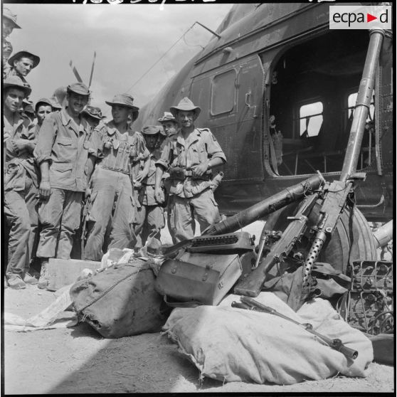 Vue de l'armement récupéré dans les caches en pleine montagne.