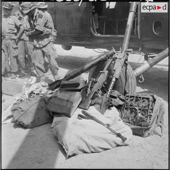 Vue de l'armement récupéré dans les caches en pleine montagne.