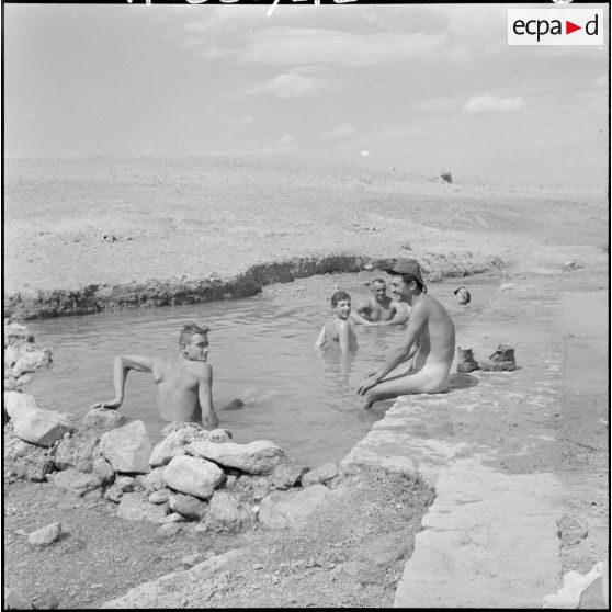 Un moment de détente : baignade dans un oued.