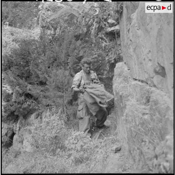 Des documents sont sortis d'une cache dans les rochers.